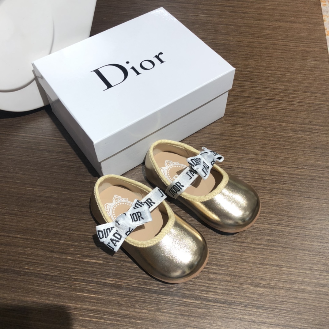 Children's shoes child
